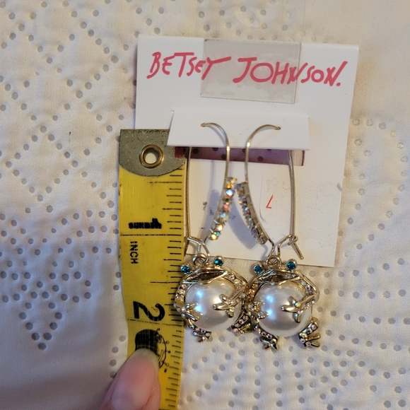 New!! Betsey Johnson Caribbean Queen Collection Faux Pearl Frog Earrings - Picture 4 of 6